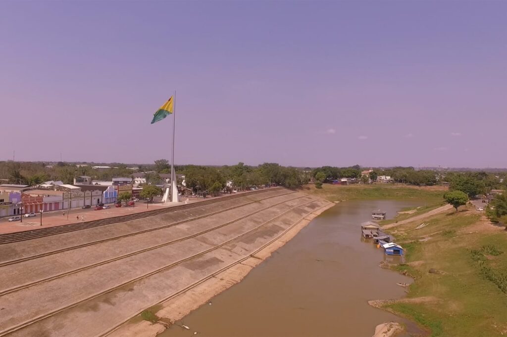 Níveis dos rios diminuem e focos de calor reduzem, mas preocupação com impactos continua