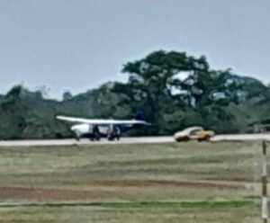 Avião de pequeno porte faz pouso com pneu furado e para no meio da pista no Acre