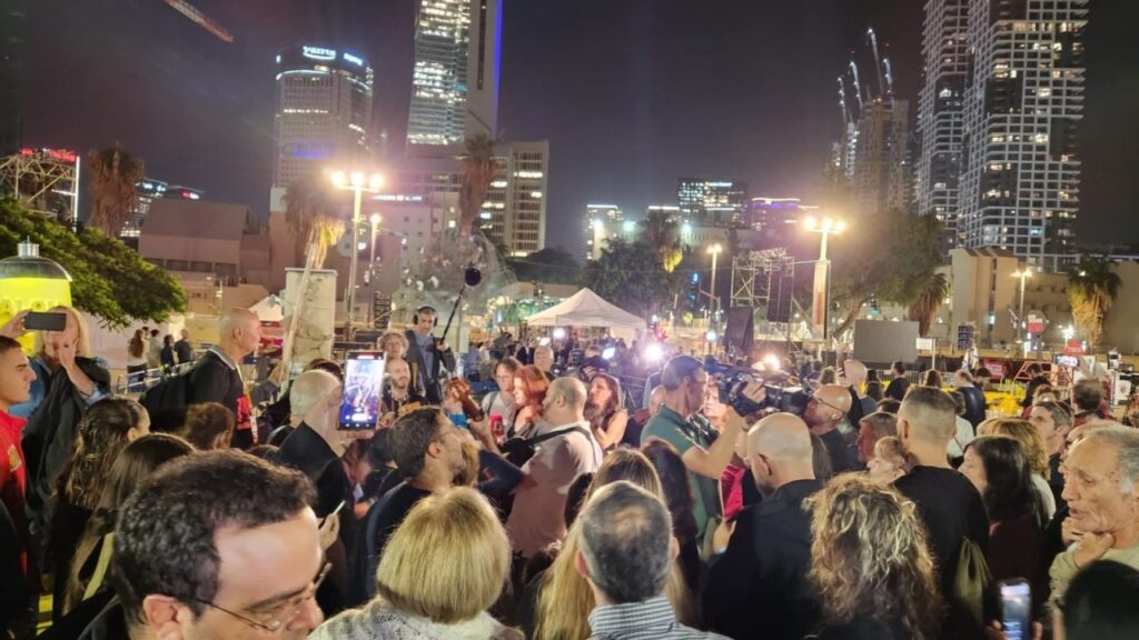 Milhares vão às ruas de Israel celebrar a libertação de reféns do Hamas