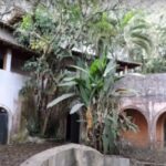 Abandonada desde 2009, mansão de Clodovil, em Ubatuba, pode ser demolida Abandonada desde 2009, mansão de Clodovil, em Ubatuba, pode ser demolida