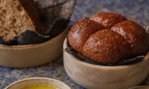 Você pagaria? Restaurante serve pão como prato principal em menu que custa R$ 765