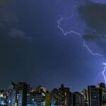 Fotógrafo captura raio com formato de mapa do Brasil e viraliza