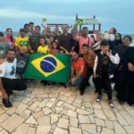 Crianças brasileiras e palestinas brincam em praia no Egito após deixar Gaza; veja