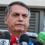 Governo autoriza que dois servidores acompanhem Bolsonaro na posse de Milei