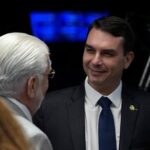 Jaques Wagner é elogiado por Flávio Bolsonaro: “Tem diálogo”
