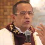 Padre é preso sob suspeita de desviar dinheiro de hospital público Padre é preso sob suspeita de desviar dinheiro de hospital público