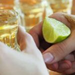 Barman serve tequila com soda cáustica e clientes são hospitalizados Barman serve tequila com soda cáustica e clientes são hospitalizados