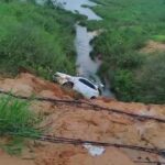 Carro escapa por pouco de cair em córrego após derrapagem em Cruzeiro do Sul Carro escapa por pouco de cair em córrego após derrapagem em Cruzeiro do Sul