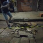 Cansados de aguardar pela prefeitura, moradores do Santa Inês tapam buracos de rua