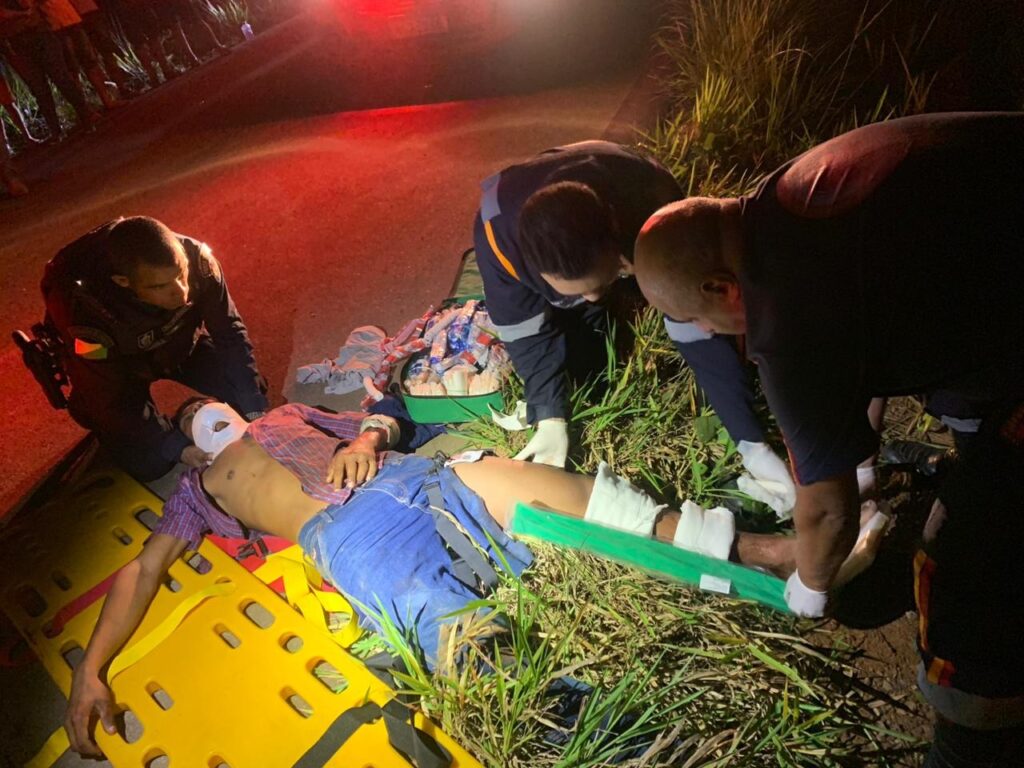 Policiais militares realizam primeiros socorros a vítimas de acidente de trânsito na Transacreana