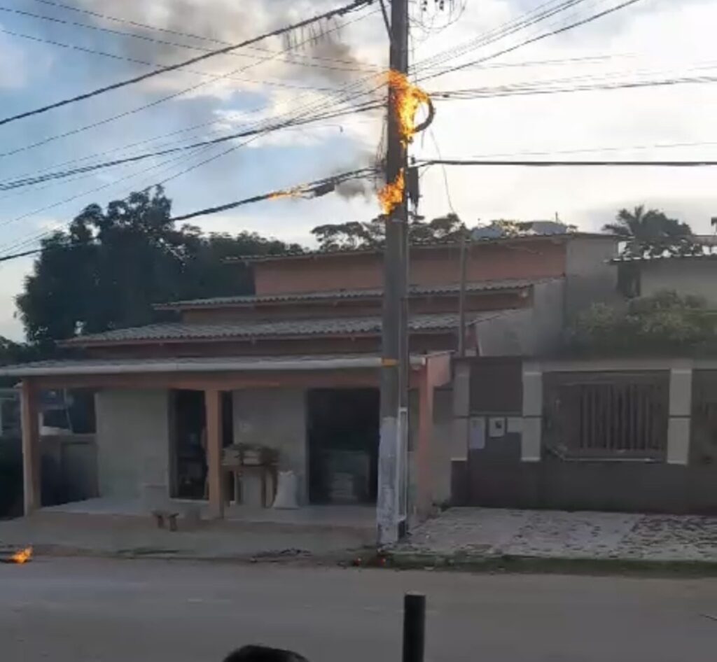 Incêndio em poste no bairro de Copacabana, Tarauacá, mobiliza bombeiros e afeta serviços de internet