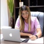 Filha de Antônia Lúcia defende o marido com indireta nas redes sociais e diz que a ofensa fala mais sobre o carácter do ofensor do que do ofendido Filha de Antônia Lúcia defende o marido com indireta nas redes sociais e diz que a ofensa fala mais sobre o carácter do ofensor do que do ofendido