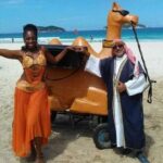 Aos 70 anos, ambulante Árabe do Pepê faz sucesso na praia do RJ com camelo cenográfico