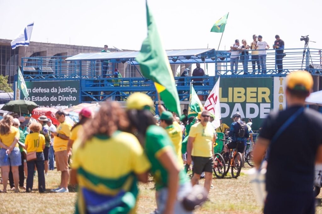 Bolsonaristas realizam ato na Esplanada com críticas a Dino e ao STF