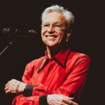 Caetano Veloso processa Osklen em R$ 1,3 milhão por uso não autorizado de imagem Caetano Veloso processa Osklen em R$ 1,3 milhão por uso não autorizado de imagem