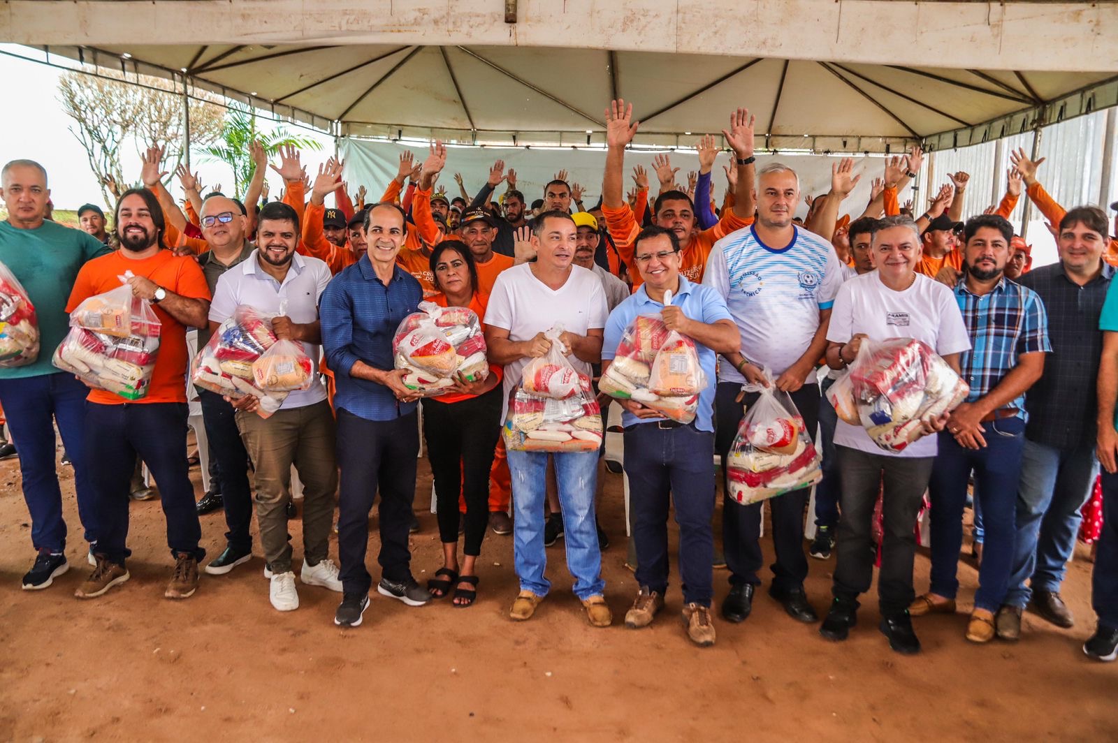 Em Cruzeiro Do Sul, Gonzaga Participa Da Entrega De Sacolões Para A 