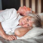 Devemos desestigmatizar casais que dormem em quartos separados - especialmente depois dos 50 Devemos desestigmatizar casais que dormem em quartos separados - especialmente depois dos 50