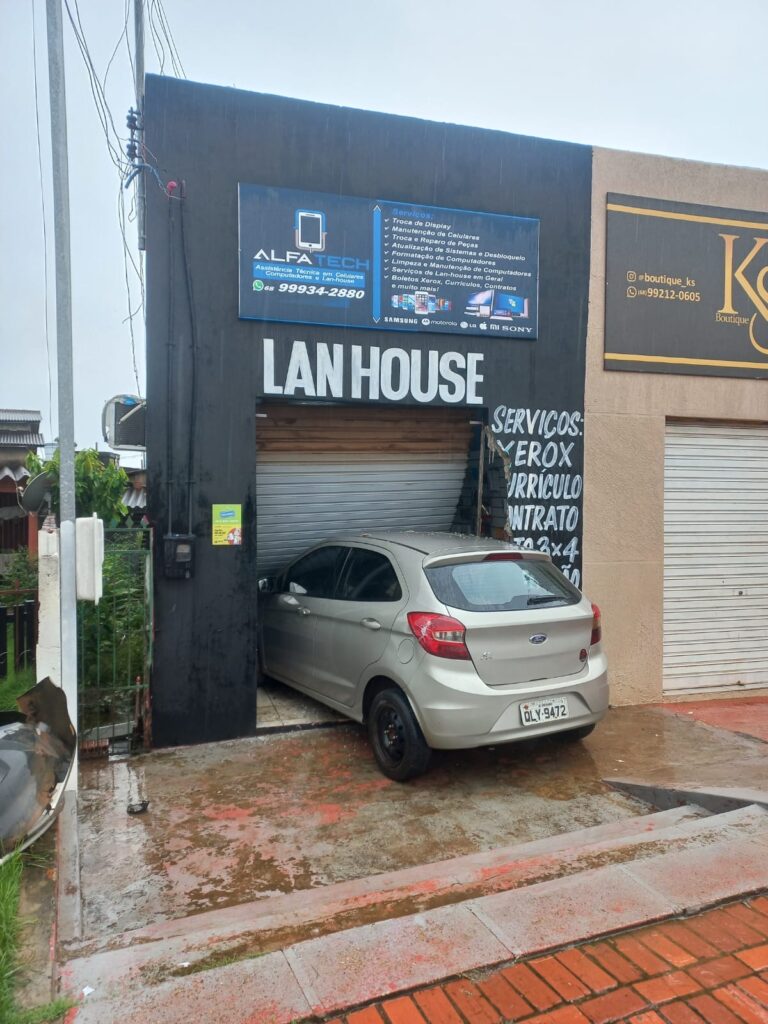 Enfermeira perde controle do carro após pneu estourar, invade loja de celular e deixa o prejuízo de quase R$ 17 mil na Baixada da Sobral