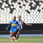 Após enfrentar o Botafogo, volante fratura coluna em acidente de carro no Rio