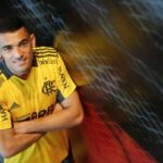 Após venda, Flamengo tenta acordo para ter Santos em janeiro Após venda, Flamengo tenta acordo para ter Santos em janeiro