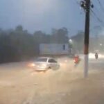 Forte chuva inunda trecho da ladeira do Bola Preta, na Baixada da Sobral