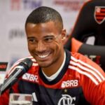 De La Cruz manda recado para pequena torcedora do River que viralizou em chegada no Flamengo