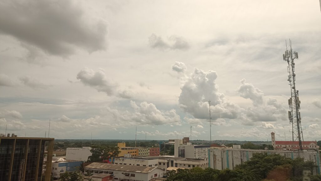 Quinta-feira deve ser quente, ventilada e com predomínio de sol e nuvens, afirma Friale