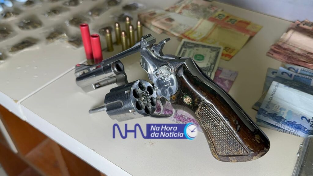Força Tática do 1° BPM prende traficante com drogas, dinheiro, arma de fogo e munições em beco de Rio Branco