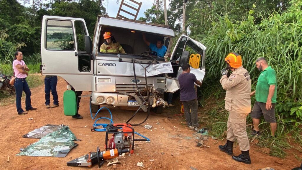 Homem fica com pernas presas às ferragens de caminhão após colisão no interior do Acre