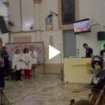 Padre do Acre surpreende fiéis ao entrar na igreja de motocicleta para realizar missa