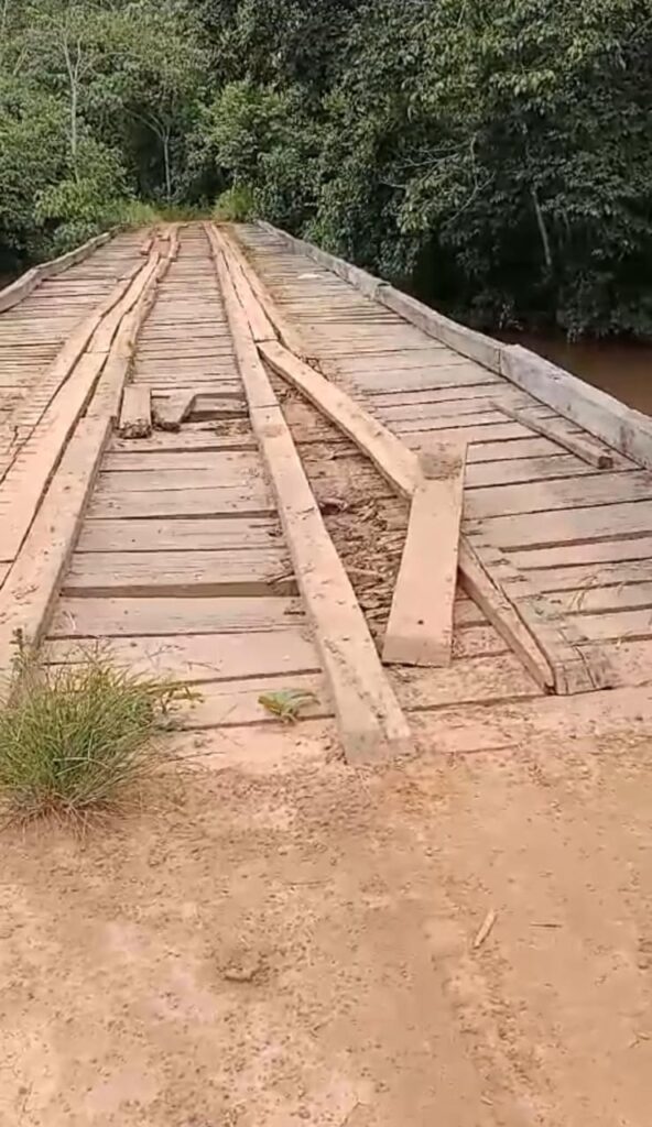 Ponte precária ameaça escoamento de produtores rurais em ramal entre Brasileia e Sena
