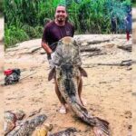 Cacique Yawanawá usa técnica ancestral para pescar Jaú de quase 80 kg e suprir necessidades da aldeia Cacique Yawanawá usa técnica ancestral para pescar Jaú de quase 80 kg e suprir necessidades da aldeia