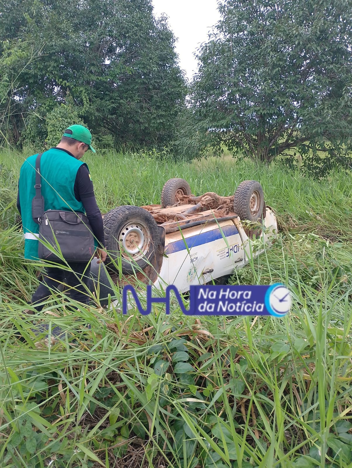 Caminhonete do Idaf capota após pneu estourar no interior do Acre