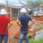 Poste quase cai em cima de casa durante obra em Epitaciolândia