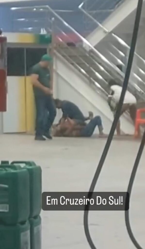Violenta briga em posto de gasolina resulta em agressão e esfaqueamento de mulher