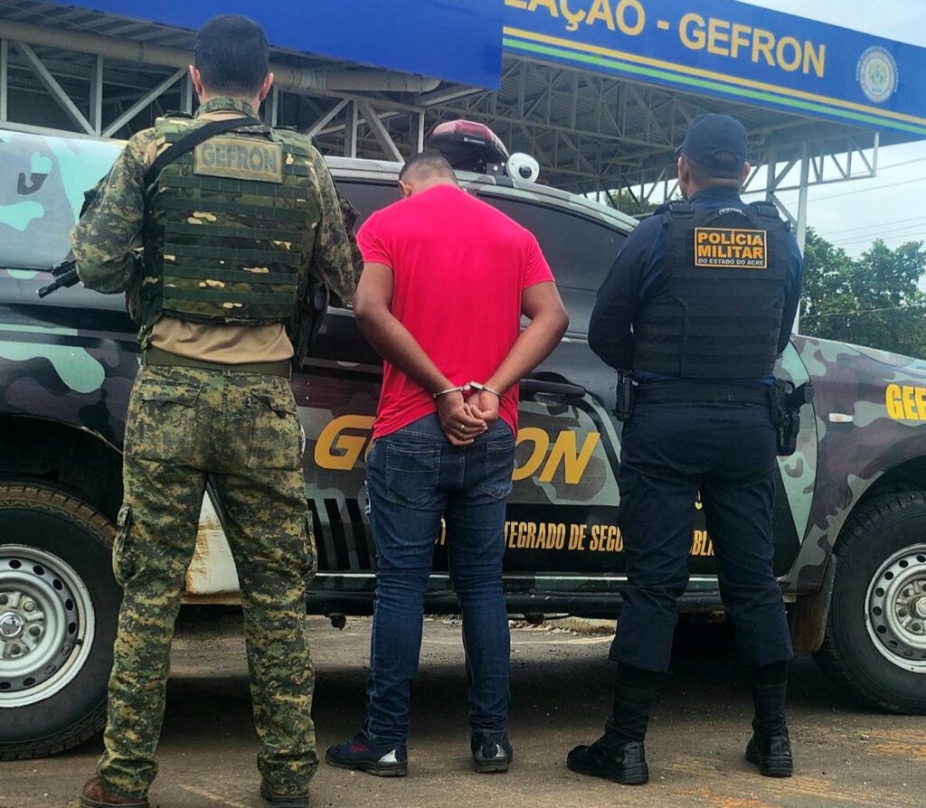 Segurança Pública prende passageiro de veículo com mandado de prisão em Senador Guiomard
