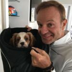 Rubinho Barrichello faz alerta após seu cachorro morrer por comer 11 bitucas de cigarro