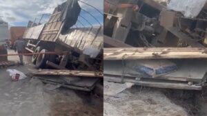 Carreta carregada com cimento tomba em rodovia no interior do Acre