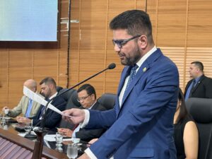 Manifestações marcam abertura dos trabalhos na Aleac e Gladson é vaiado