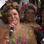 Mulher cai e outra fica pendurada em alegoria que levava Alcione