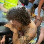 Fumando um cigarro suspeito, Whindersson faz tatuagem tailandesa