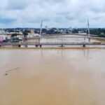 Enchente iminente: Rio Acre se aproxima perigosamente da cota de transbordamento