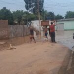 Famílias aguardam pela Defesa Civil e Corpo de Bombeiros com móveis e eletrodomésticos na beira da bairro da Paz