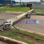 Caminhão derruba postes de energia em Rio Branco após barra de direção quebrar Caminhão derruba postes de energia em Rio Branco após barra de direção quebrar