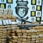 Droga e armas do exército venezuelano são apreendidas em operação policial em Manaus Droga e armas do exército venezuelano são apreendidas em operação policial em Manaus