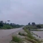 Fortes chuvas causam transbordamento de igarapé e inundam BR-317 no sentido Assis Brasil