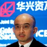 Desaparecido há um ano, bilionário chinês 'reaparece' e renúncia cargos em banco alegando problemas de saúde Desaparecido há um ano, bilionário chinês 'reaparece' e renúncia cargos em banco alegando problemas de saúde