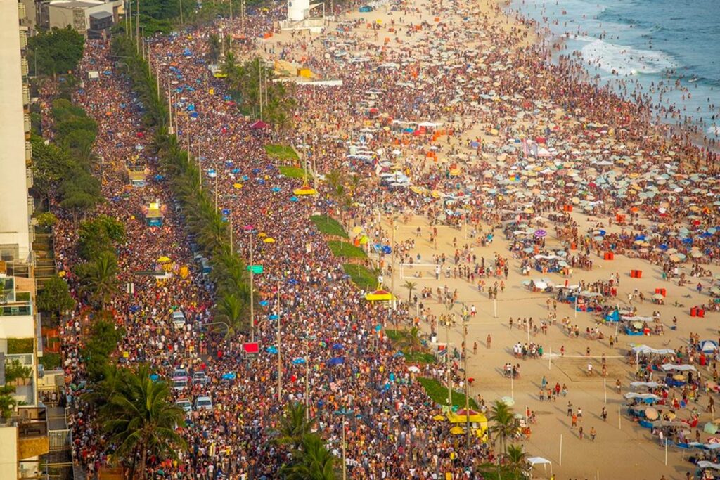 RJ tem sensação térmica de 52,5°C, e foliões tentam escapar de calorão