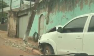 Caminhonete atinge poste em Rio Branco e deixa região da Ivete Vargas sem energia elétrica