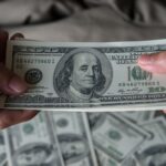 Dólar sobe após dados de abertura de vagas no mercado de trabalho americano